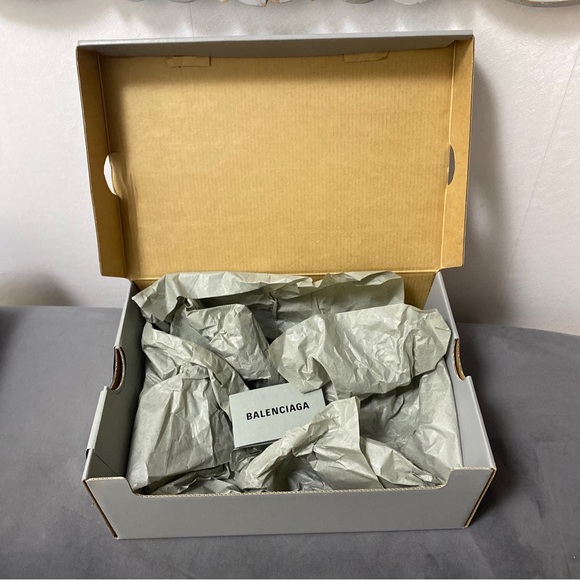 - Balenciaga Storage Empty Shoe Box W Tissue /booklet . 13”x9x5.25” - Picture 6 of 7